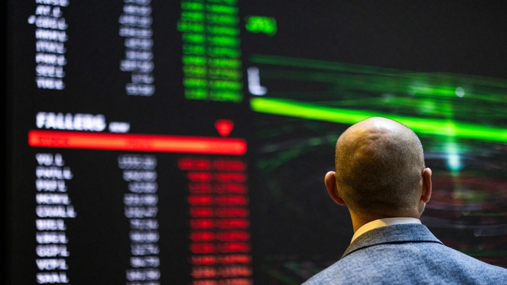 London stocks fall as US moves to blockade Iran, oil tops $100